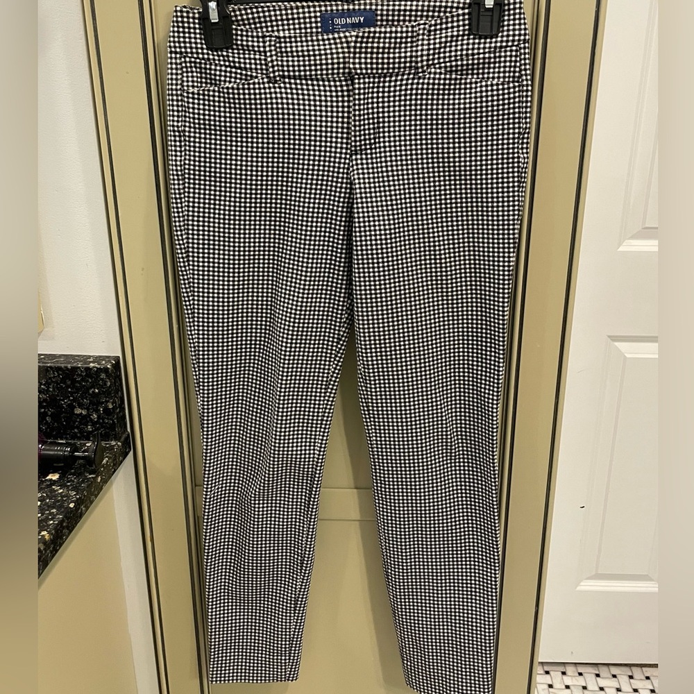 Old Navy Mid-Rise Black and White Gingham Printed Pixie Pants